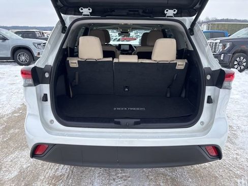 Used 2024 Toyota Highlander XLE image 26