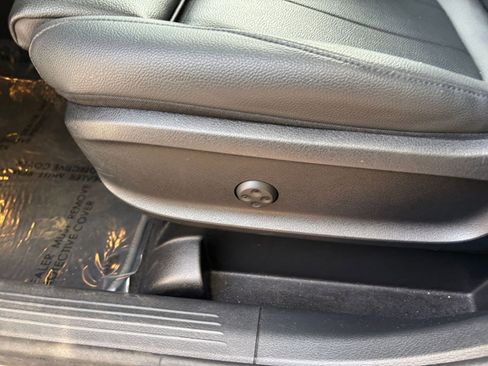Used 2025 Mercedes-Benz GLB 250 4MATIC image 22