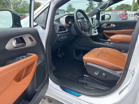 New 2025 Chrysler Pacifica Pinnacle w/ Trailer Tow Group image 10
