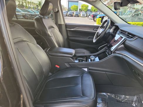 Certified 2022 Jeep Grand Cherokee L Limited AWD/4WD image 13