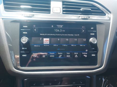 Used 2023 Volkswagen Tiguan SE w/ Panoramic Sunroof Package FWD image 13