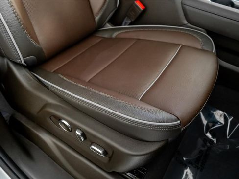 Used 2025 GMC Sierra 3500 Denali w/ Denali Reserve Package image 32