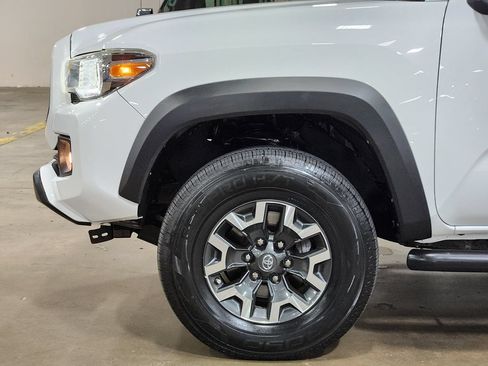 Used 2018 Toyota Tacoma TRD Off-Road AWD/4WD image 5