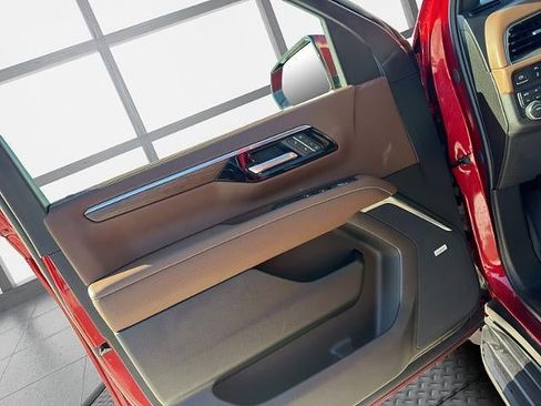 Used 2025 Chevrolet Suburban High Country image 38