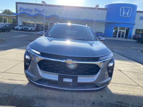 Used 2025 Chevrolet Trax LT w/ LT Convenience Package FWD image 3