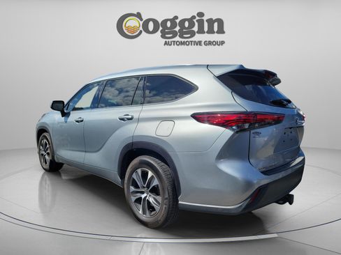 Used 2020 Toyota Highlander XLE image 2