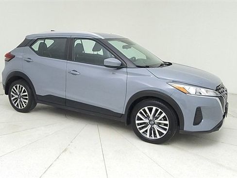 Used 2023 Nissan Kicks SV image 3