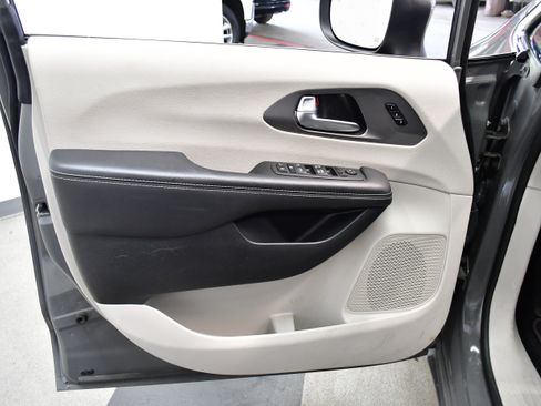 Used 2023 Chrysler Pacifica Touring-L FWD image 20