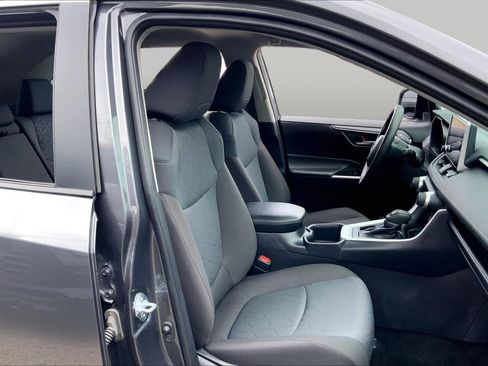 Used 2025 Toyota RAV4 XLE AWD/4WD image 9