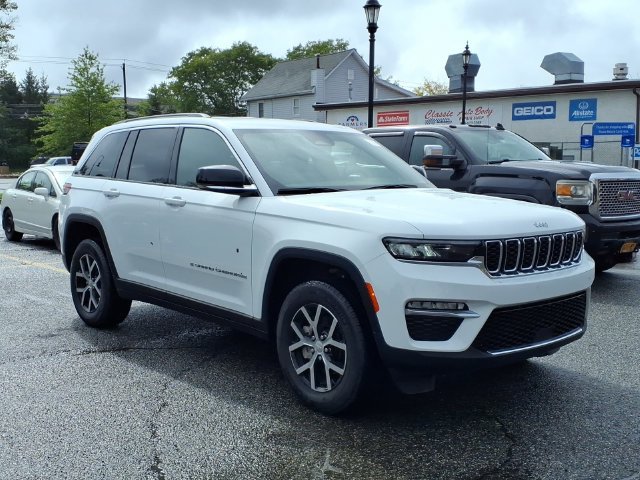 Used 2025 Jeep Grand Cherokee Limited AWD/4WD image 3
