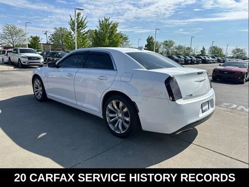 Used 2018 Chrysler 300 Touring w/ Chrome Appearance Package RWD image 7
