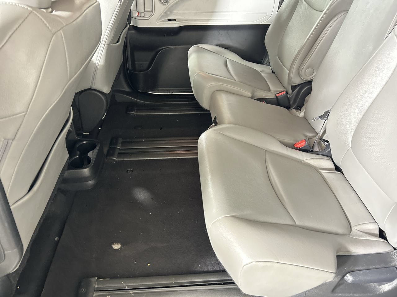 Used 2025 Toyota Sienna XLE FWD image 25
