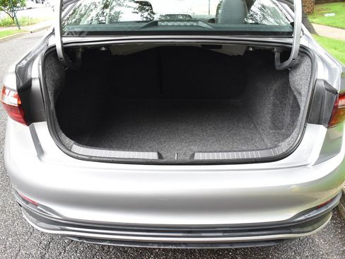 Used 2024 Volkswagen Jetta SE FWD image 38
