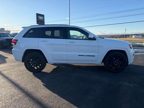 Used 2018 Jeep Grand Cherokee Altitude image 9