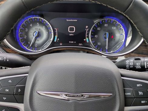 Used 2023 Chrysler Pacifica Limited FWD image 30