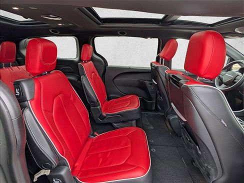 Used 2021 Chrysler Pacifica Limited w/ Uconnect Theater Family Group image 22