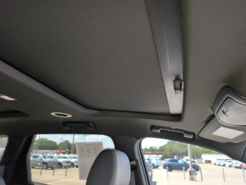 Used 2024 Buick Enclave Essence w/ Experience Buick Package FWD image 9