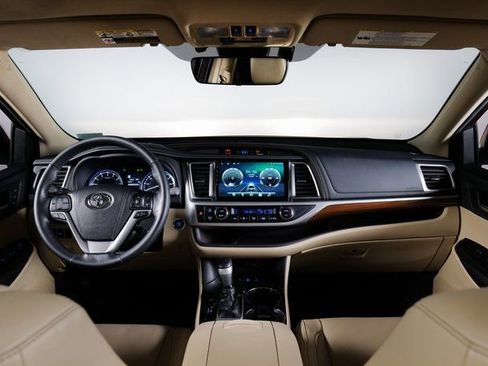 Used 2018 Toyota Highlander AWD V6 image 4