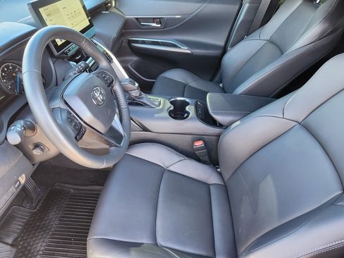 Used 2024 Toyota Venza Nightshade image 8
