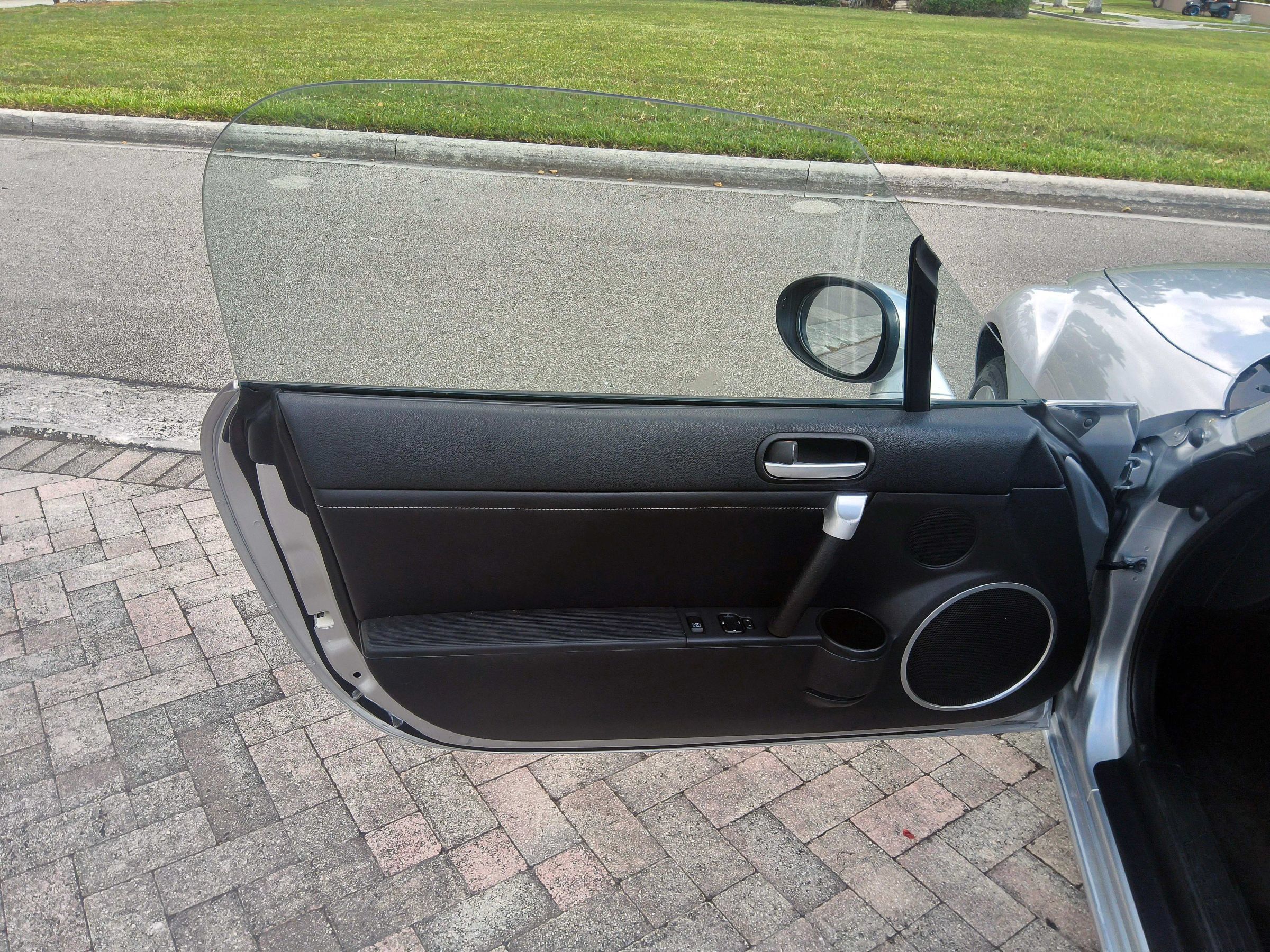 Used 2006 MAZDA MX-5 Miata Grand Touring RWD image 36