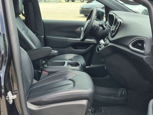 Used 2025 Chrysler Pacifica Select FWD image 24