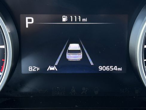 Used 2022 Kia Carnival EX image 32