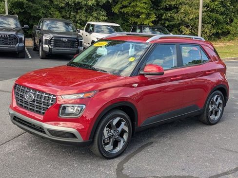 Used 2023 Hyundai Venue SEL image 3