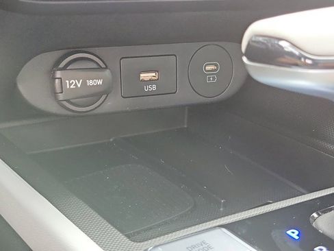 Used 2024 Hyundai Elantra Limited image 30