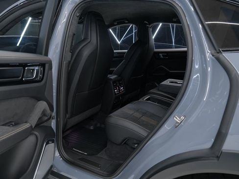 Used 2023 Porsche Cayenne Turbo GT AWD/4WD image 43