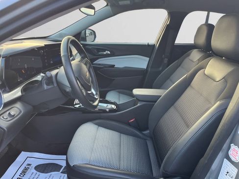 Used 2025 Chevrolet Trax LT w/ LT Convenience Package image 9