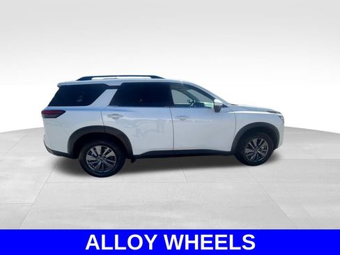 Used 2025 Nissan Pathfinder SV image 3