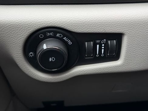 Used 2024 Chrysler Pacifica Touring-L FWD image 59