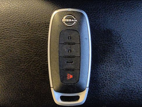 Used 2025 Nissan Versa SV FWD image 32
