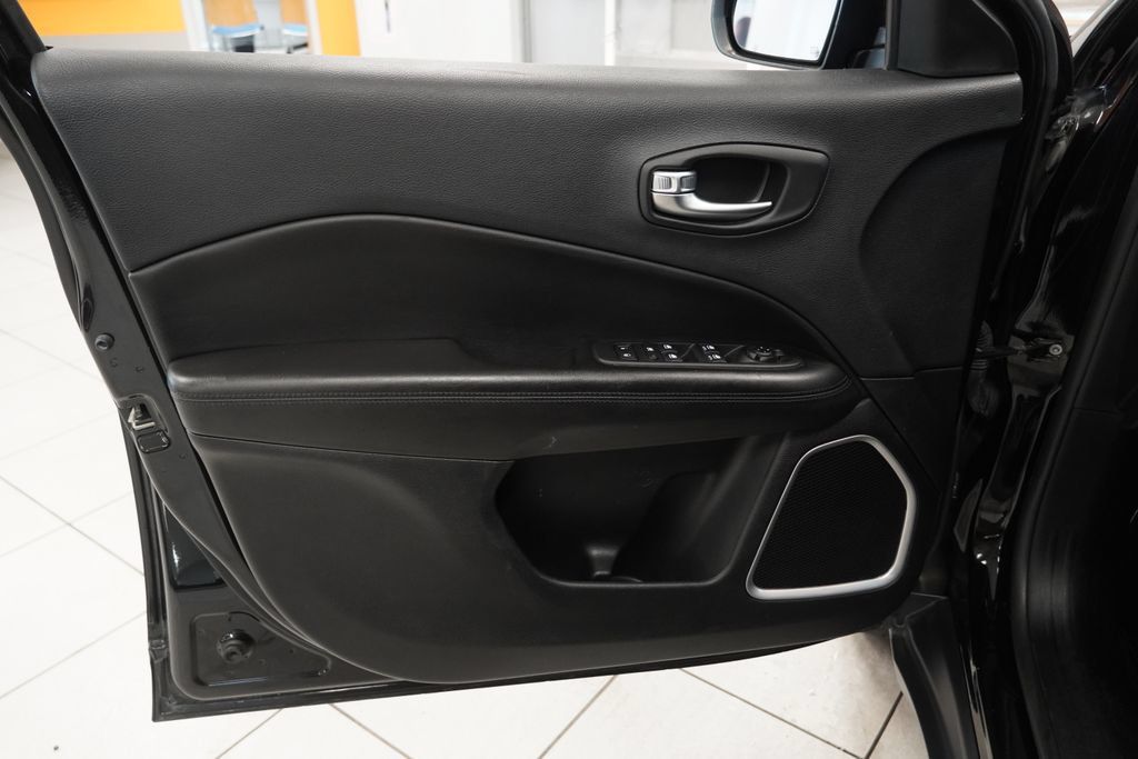 Used 2018 Jeep Compass Latitude w/ Popular Equipment Group AWD/4WD image 16