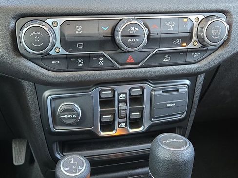 New 2025 Jeep Gladiator Sport image 27