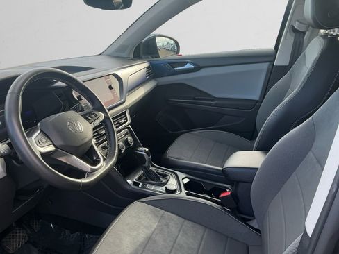 Used 2022 Volkswagen Taos SE w/ Panoramic Sunroof Package image 9