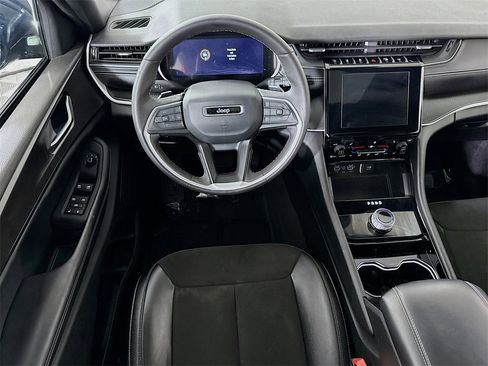 Used 2023 Jeep Grand Cherokee Altitude image 4