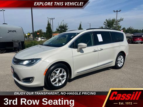 Used 2017 Chrysler Pacifica Touring-L w/ Tire & Wheel Group FWD image 1