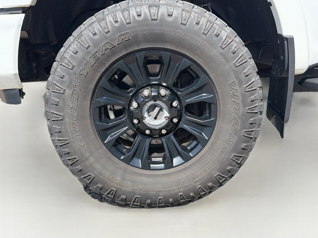 Used 2021 Ford F350 Platinum w/ Tremor Off-Road Package AWD/4WD image 33