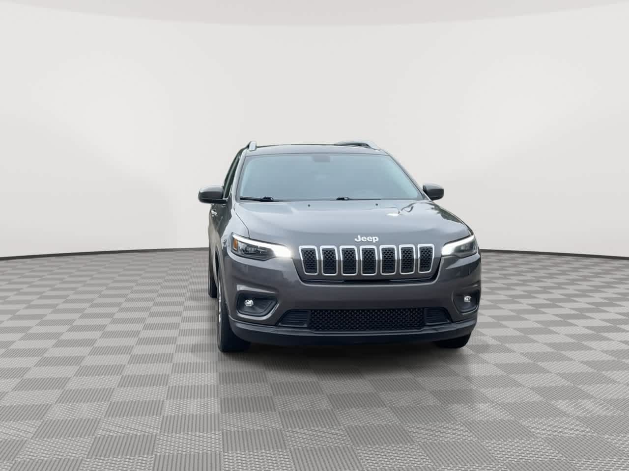 Used 2019 Jeep Cherokee Latitude Plus w/ Comfort/Convenience Group FWD image 3