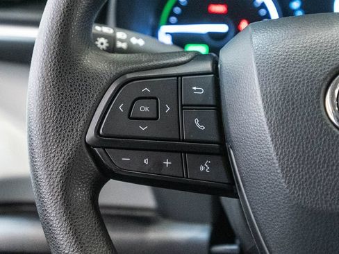 Certified 2025 Toyota Sienna LE FWD image 18