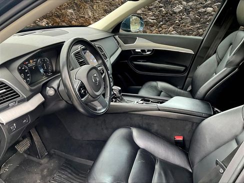 Used 2021 Volvo XC90 T5 Momentum w/ Protection Package Premier image 22