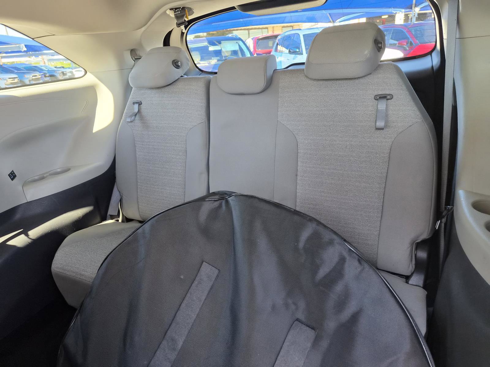 Used 2022 Toyota Sienna LE FWD image 4