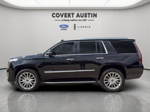 Used 2018 Cadillac Escalade Luxury image 2