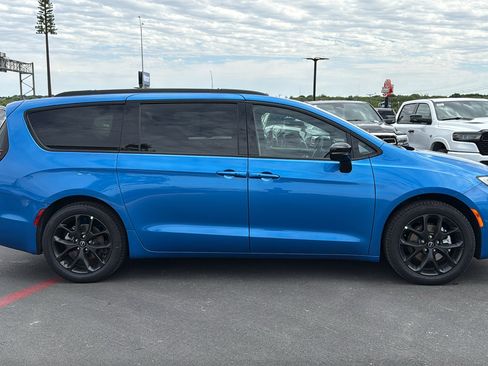 New 2026 Chrysler Pacifica Limited image 6