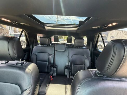 Used 2018 Ford Explorer XLT w/ Equipment Group 202A AWD/4WD image 9