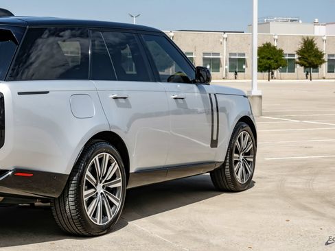 Used 2023 Land Rover Range Rover SE AWD/4WD image 18