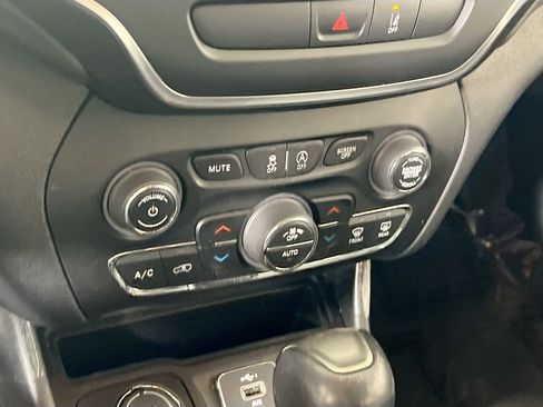 Used 2022 Jeep Cherokee Latitude Lux image 15