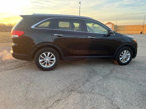 Used 2017 Kia Sorento LX w/ LX Convenience Package image 5