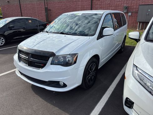 Used 2018 Dodge Grand Caravan SE image 2
